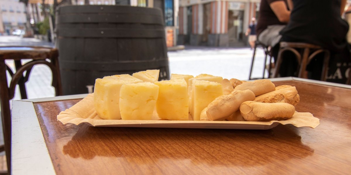 Ein Teller mit gelbem Käse und Brot