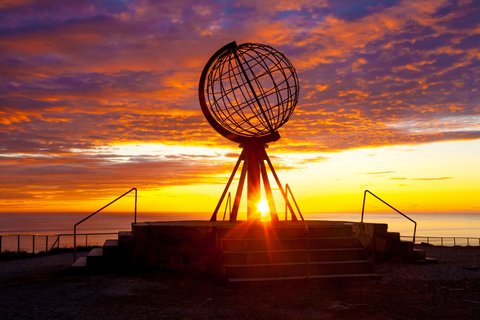 Die Mitternachtssonne stahlt durch einen Globus am Nordkap