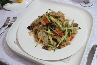 Ein mongolisches Nudelgericht mit Fleisch und Gemüse