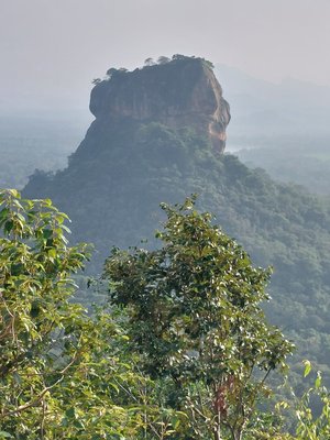 Der Löwenfelsen Sigiriya Aus einem grünen Blätterdach erhebt sich ein Monolith.