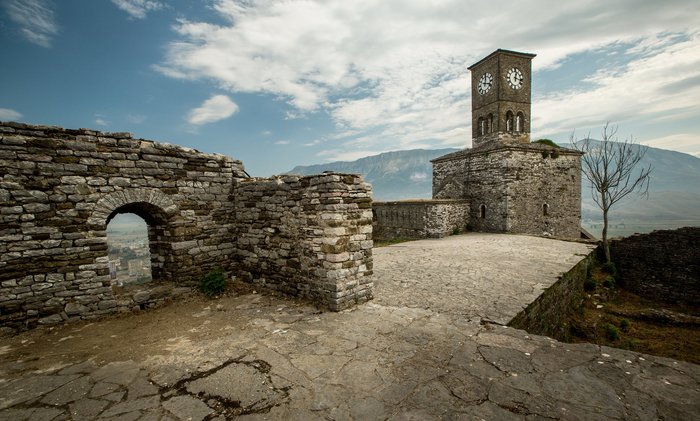 Die Mauern einer alten albanischen Festung 
