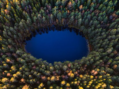 Der Nuuksio Nationalpark aus der Vogelperspektive Ein See inmitten von vielen Bäumen im Nuuksio Nationalpark