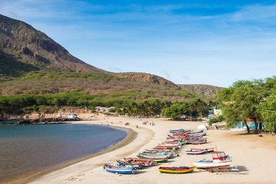 Entspannen Sie am Strand von Tarrafal auf Santiago bei Ihrer Mietwagenrundreise auf den Kapverdischen Inseln