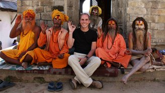 Begegnung mit Mönchen in Nepal Tourist sitzt mit Mönchen auf einer Steintreppe