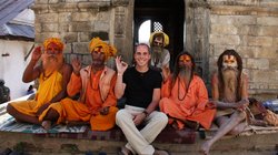 Begegnung mit Mönchen in Nepal Tourist sitzt mit Mönchen auf einer Steintreppe