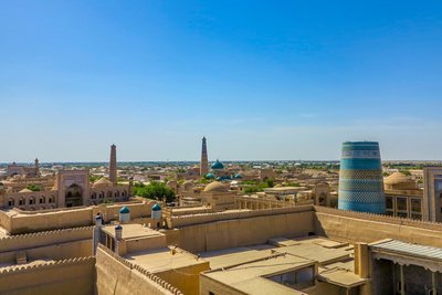 Blick über altorientalische Gebäude in der usbekischen Stadt Chiwa
