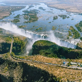 Eine Luftaufnahme der Victoriafälle in Sambia