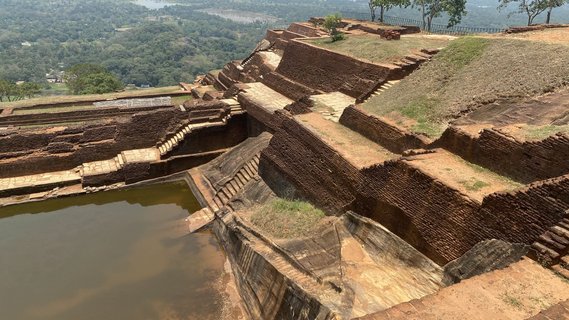 Die antike Befestigungsanlage Sigiriya in Sri Lanka von oben