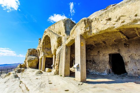 Blick auf die Eingänge der Höhlenwohnungen