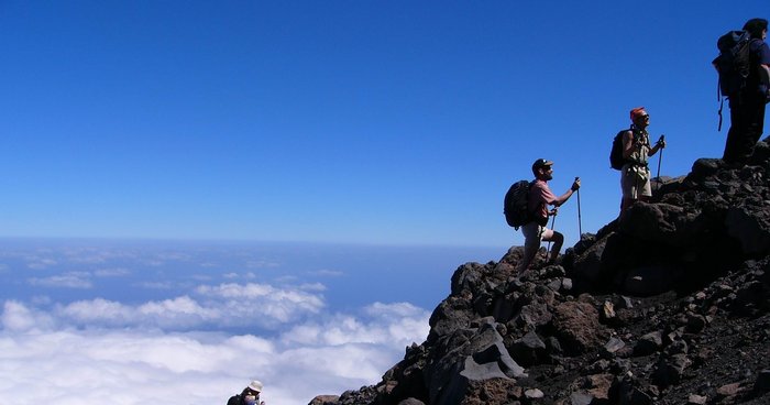 Eine Gruppe Wanderer beim Besteigen des Vulkans Pico de Fogo.