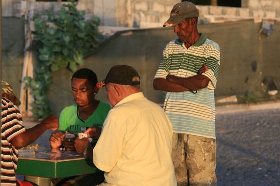 Vier Einheimische Männer spielen ein Kartenspiel an einem Tisch auf Santo Antao