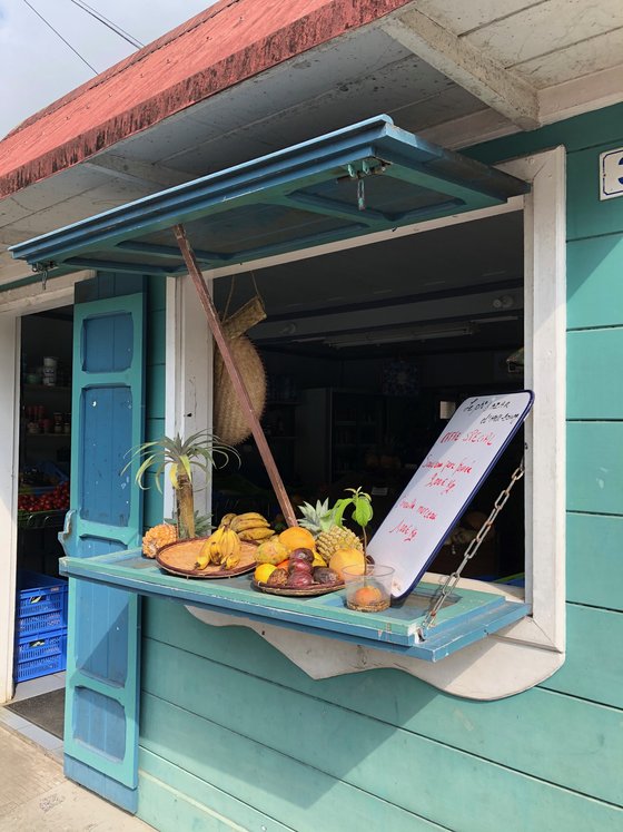 Tropischer Genuss auf La Réunion Tropische Früchte auf einer Fensterauslage auf der Insel La Réunion.