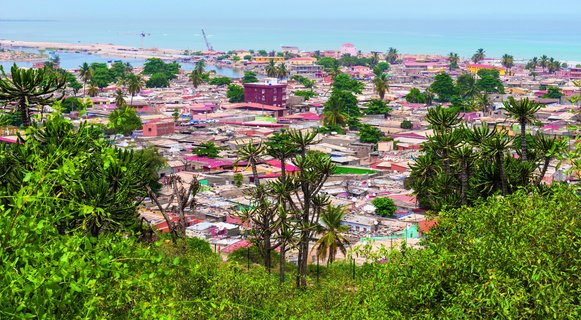 Aussicht auf die Dächer der Stadt Luanda in Angola