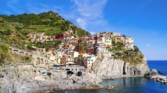 Ein Dorf an einer Steilküste in Italien