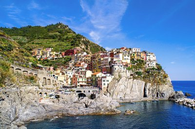 Ein Dorf an einer Steilküste in Italien