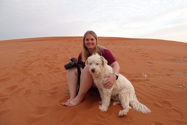 Reiseberaterin Gesche Jensen in der Wüste mit Hund