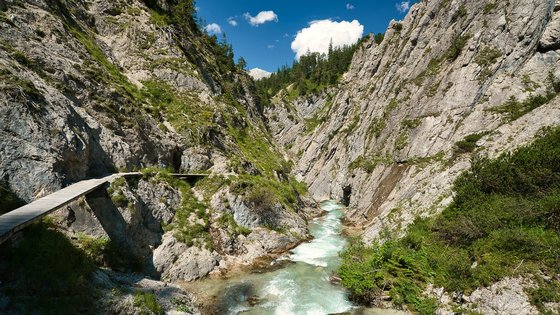 Eine Gebirgsschlucht mit türkisfarbenem Wildbach und schroffen Felswänden in der Gleirschklamm im Karwendelgebirge in Tirol.
