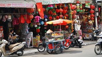 Eine bunte und geschäftige Straße in Vietnam.