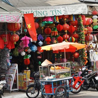 Eine bunte und geschäftige Straße in Vietnam.