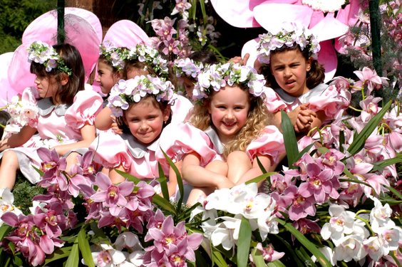 Kinder sind zum Blumenfest auf Madeira mit Blüten geschmückt