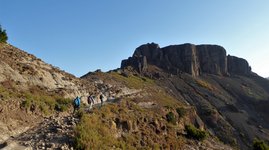 Drei Wanderer in Gebirgslandschaft