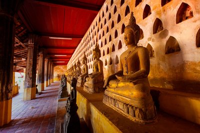 Verschiedene Buddha-Statuen in einem buddhistischen Tempel in Laos