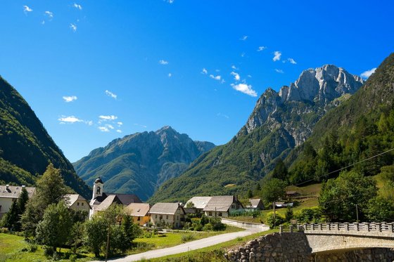 Panoramablick auf das Dorf Bretto und die Julischen Alpen 