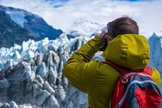 Mann schaut in die Berge