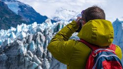 Mann schaut in die Berge Mann schaut in die Berge