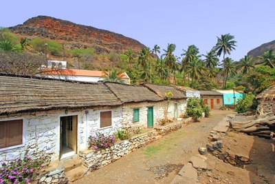 Häuserzeile mit kleine weißen Steinhäusern mit Reetdächern auf den Kapverden