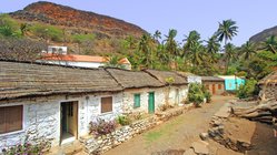 Häuserzeile mit kleine weißen Steinhäusern mit Reetdächern auf den Kapverden
