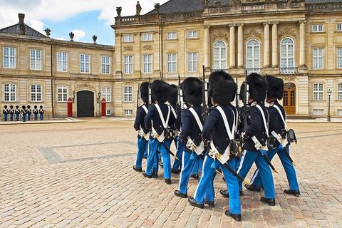 Schlossinnenhof mit der Königlichen Leibgarde, die nach links marschiert.