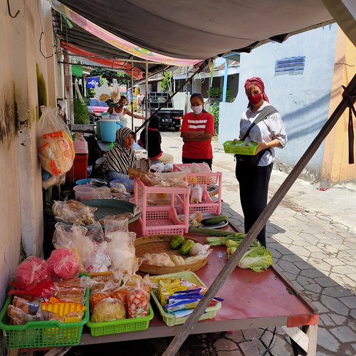 Einkauf am Marktstand in Indonesien