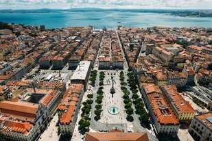 Die Lissabonner Altstadt Baixa Vogelperspektive auf einen Stadtteil von Lissabon