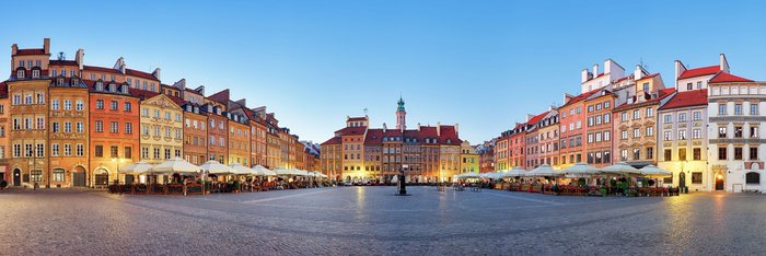 Der historische Marktplatz von Warschau mit bunten Fassaden, Kopfsteinpflaster und lebhaftem Ambiente, umgeben von charmanten Cafés und Restaurants.