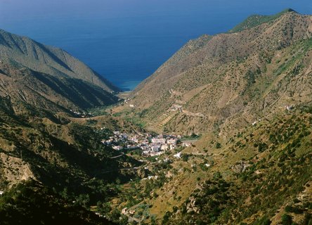 Ein Dorf inmitten einer Berglandschaft auf La Gomera