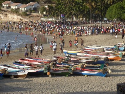 Strand mit vielen Menschen und Booten am Ufer bei Tarafall auf Santiago