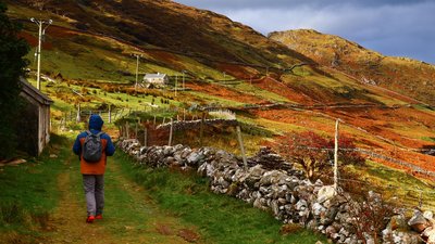 Ein Mann wandert durch die Landschaft von Connemara