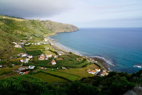 Das Dorf Vila do Porto auf Santa Maria Vogelperspektive auf ein Küstendorf mit Strand