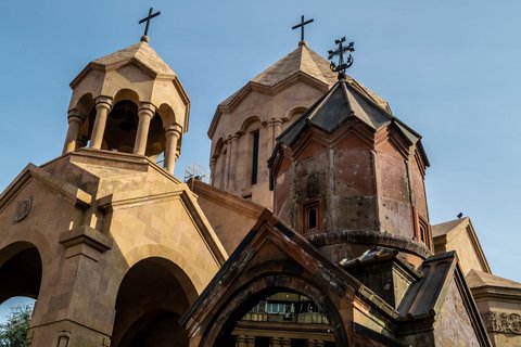 Kirchtürme einer mittelalterlichen Kirche in Jerewan