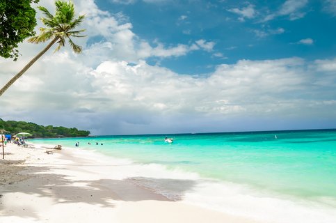 Ein weißer, leerer Strand mit Palmen auf der Insel Baru