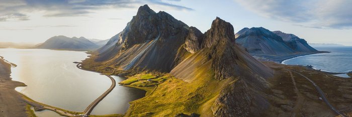 Eine Luftaufnahme von Bergen und einem Gewässer