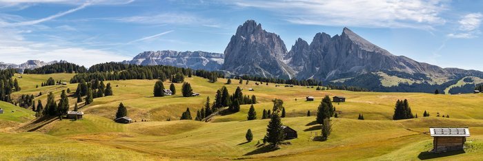 Blick auf die beeindruckenden Dolomiten in Südtirol, umgeben von üppigem Grün und malerischen Berglandschaften in den Alpen.