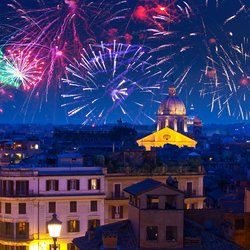 Buntes Feuerwerk über Häusern in Rom 
