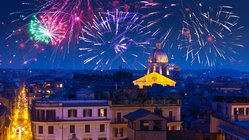 Feuerwerk in Rom Buntes Feuerwerk über Häusern in Rom