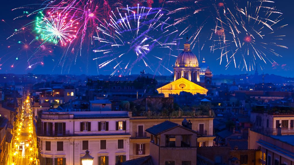Buntes Feuerwerk über Häusern in Rom 