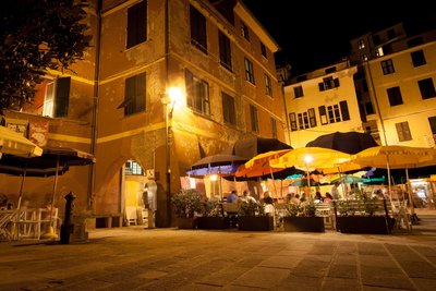Der erleuchtete Außenbereich eines Cafés in der Cinque Terre