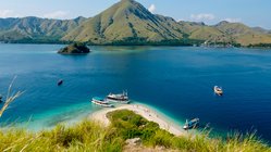 Ausblick auf das Meer in Indonesien mit Bergen im Hintergrund