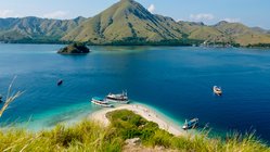 Indonesien Meer Ausblick auf das Meer in Indonesien mit Bergen im Hintergrund