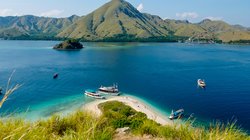 Indonesien Meer Ausblick auf das Meer in Indonesien mit Bergen im Hintergrund
